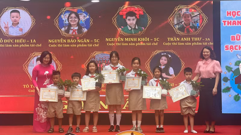 Le Comité d’organisation a remis 10 premiers prix, 10 deuxièmes prix et 16 troisième prix aux individus et collectifs pour leurs œuvres visant à propager des habitudes de réduction des déchets alimentaires et une vie saine et durable. Photo: Mai Khanh/NDEL