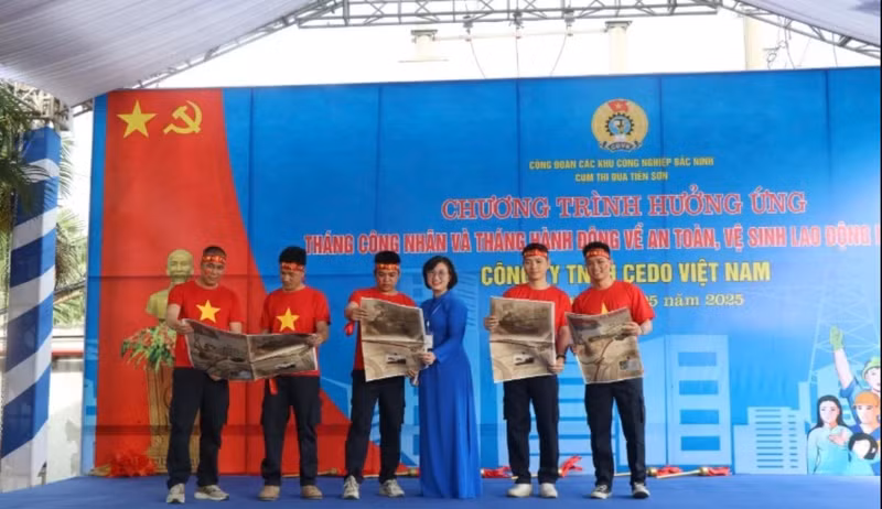 Un supplément spécial du journal Nhân Dân arrive aux mains des travailleurs de Bac Ninh. Photo: NDEL