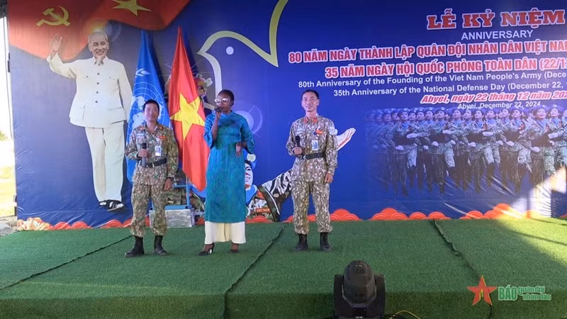 Lors de la cérémonie de célébration du 80e anniversaire de la fondation de l'Armée populaire du Vietnam et du 35e anniversaire de la Journée de la défense nationale. Photo: QDND