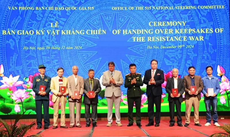 Remise des souvenirs des martyrs et anciens combattants vietnamiens fournis par les États-Unis. Photo: qdnd.vn