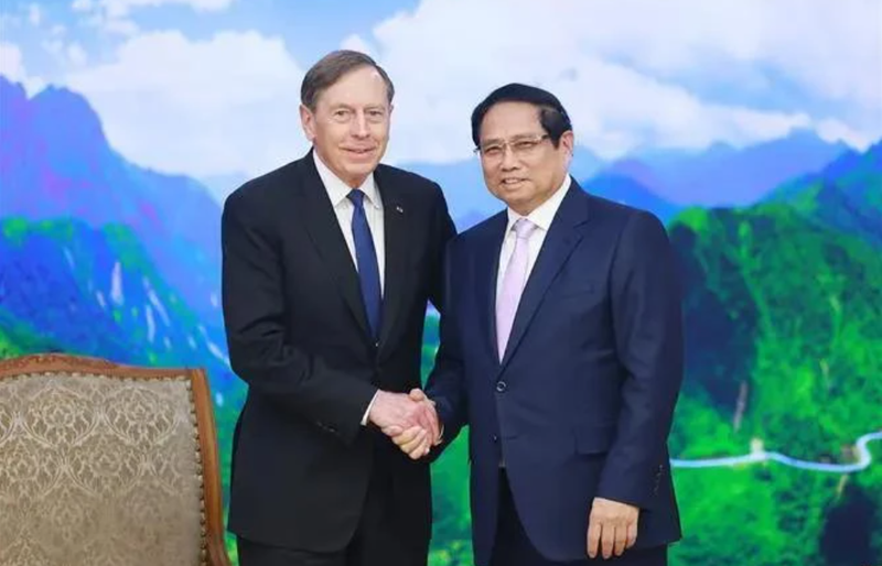 Le Premier ministre Pham Minh Chinh (droite) et David Petraeus, partenaire de la société d'investissement KKR et président du KKR Global Institute. Photo: VNA.