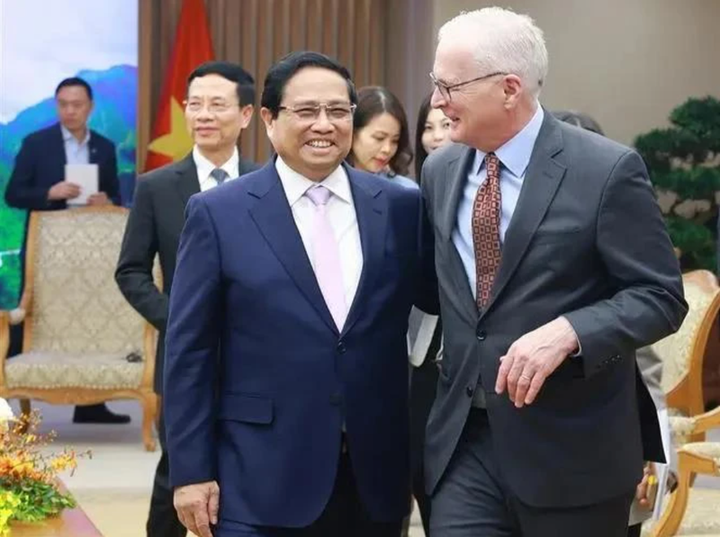Le Premier ministre Pham Minh Chinh (à gauche) et le président de l'Association américaine de l'industrie des semi-conducteurs (SIA), John Neuffer. Photo: VNA.