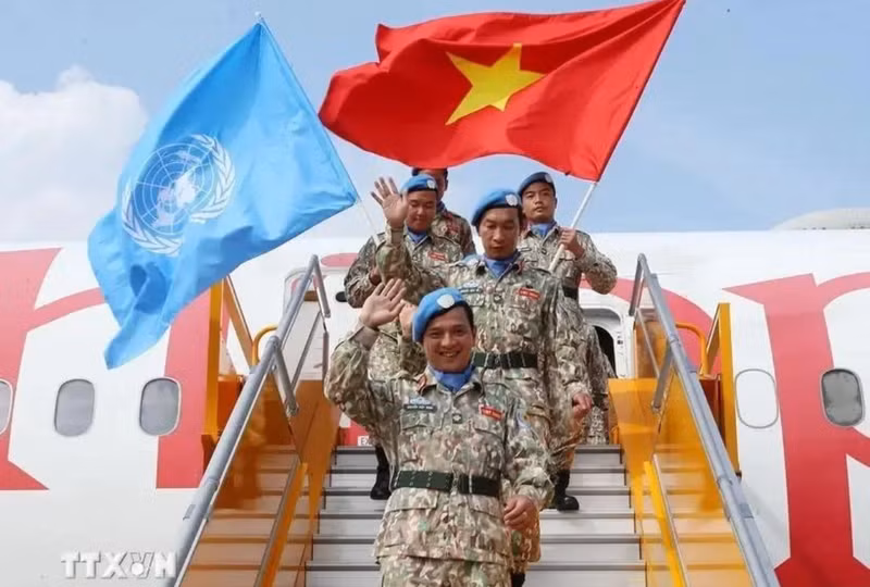 Ces dix dernières années, le Vietnam a envoyé plus de 800 officiers et soldats pour participer aux missions onusiennes de maintien de la paix. Photo : VNA.