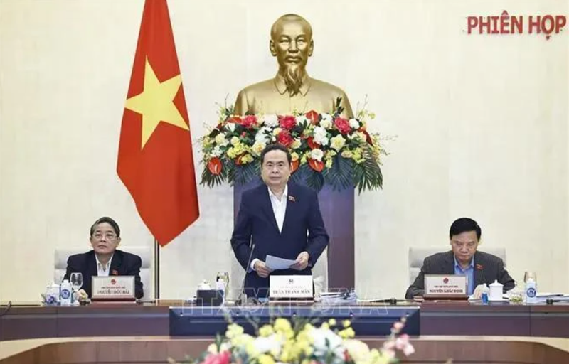 Le président de l’AN Tran Thanh Man (debout) à l’ouverture de la réunion. Photo : VNA.