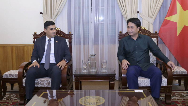 Le directeur du Département du protocole d’État du ministère des Affaires étrangères, Nguyên Viêt Dung (à droite), et Juan Carlos Fernandes Juárez, ambassadeur du Venezuela au Vietnam. Photo: baoquocte