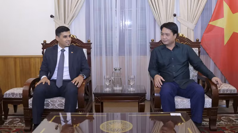 Le directeur du Département du protocole d’État du ministère des Affaires étrangères, Nguyên Viêt Dung (à droite), et Juan Carlos Fernandes Juárez, ambassadeur du Venezuela au Vietnam. Photo: baoquocte