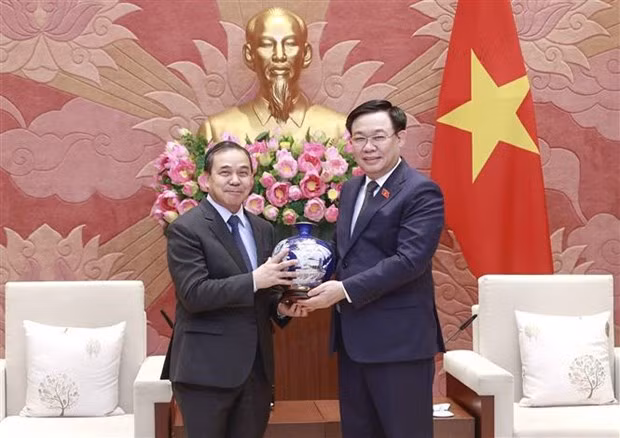 Le Président de l'Assemblée nationale du Vietnam, Vuong Dinh Huê (à droite) et l'ambassadeur du Laos, Sengphet Houngboungnuang. Photo : VNA.