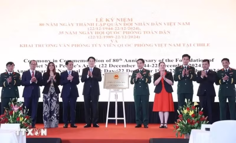 Le président Luong Cuong à la célébration des 80 ans de la fondation de l'Armée populaire vietnamienne au Chili. Photo : VNA