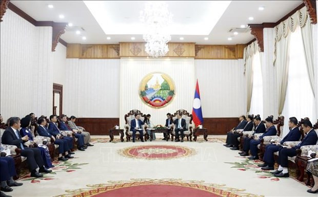 Rencontre entre le secrétaire du Comité municipal du PCV de Hanoï, Dinh Tiên Dung, et le Premier ministre lao, Sonexay Siphandone. Photo : VNA.