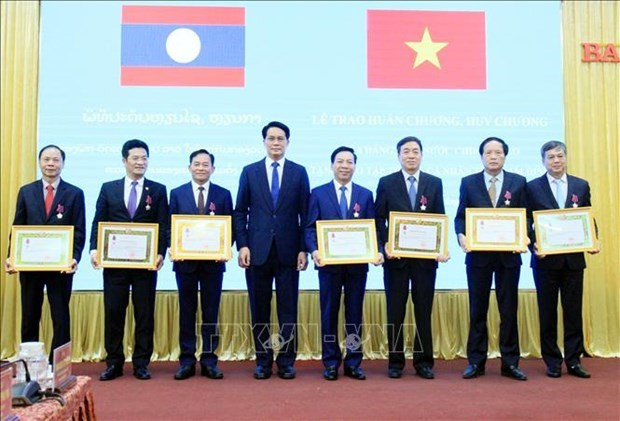 Lors de la cérémonie de remise des ordres d'amitié du Laos aux autorités locales de différentes époques à Nam Dinh. Photo : VNA.