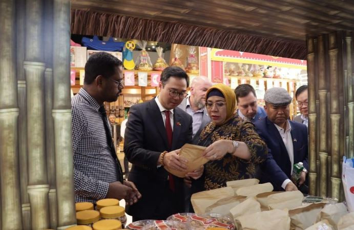 Les produits vietnamiens attirent l’attention des visiteurs. Photo : baoquocte