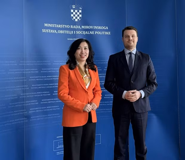 La vice-ministre vietnamienne des Affaires étrangères, Lê Thi Thu Hang et le secrétaire d'État du ministère croate du Travail, des Retraites, de la Famille et de la Politique sociale, Ivan Vidis. Photo : VNA