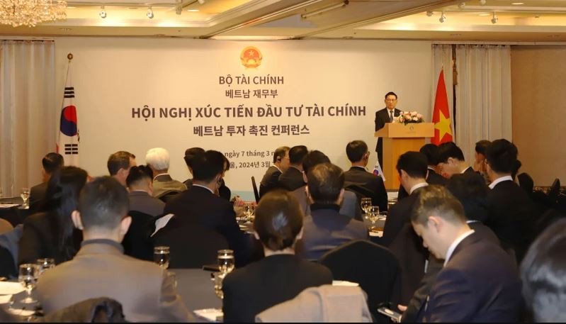 Le ministre vietnamien des Finances Ho Duc Phoc prend la parole. Photo: NDEL