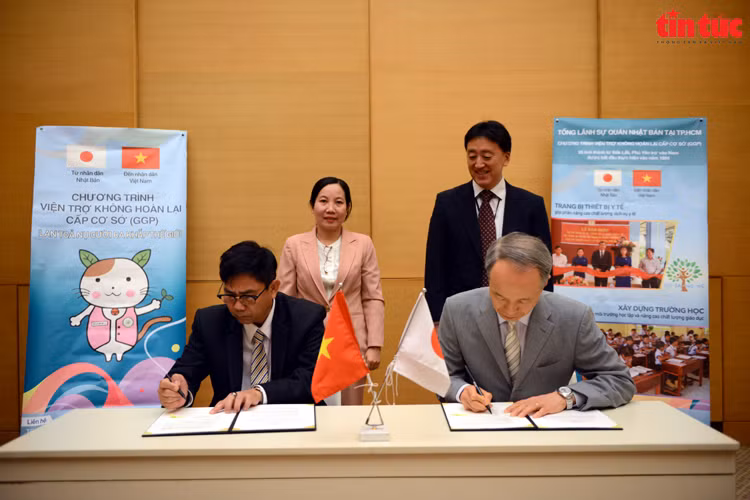 Lors de la cérémonie de signature d'un Programme d'aide non remboursable. Photo" baotintuc