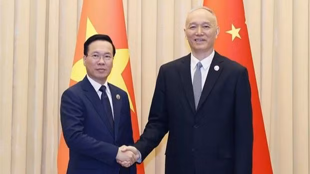 Le Président Vo Van Thuong (à gauche) et Cai Qi, membre permanent du Bureau politique, secrétaire du Secrétariat et chef du Bureau du Comité central du Parti communiste chinois (PCC). Photo : VNA.
