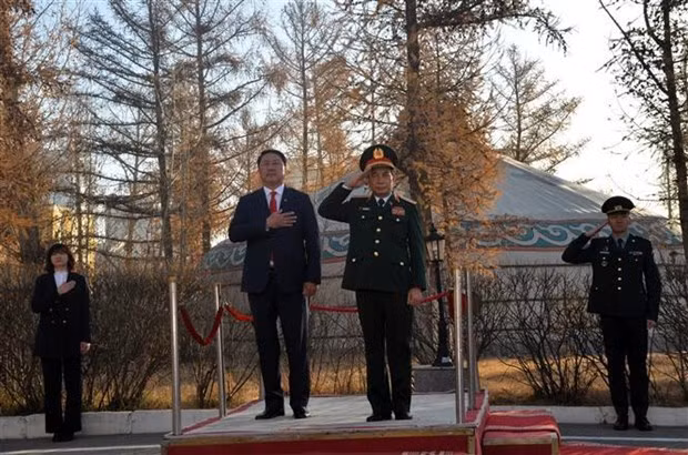Cérémonie d'accueil officielle du ministre Phan Van Giang au ministère mongol de la Défense. Photo: VNA