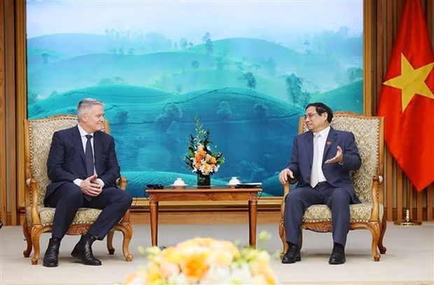 Le Premier ministre Pham Minh Chinh (droite) et le secrétaire général de l’OCDE, Mathias Cormann. Photo : VNA