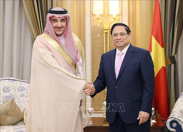 Le Premier ministre Pham Minh Chinh (à droite) et le vice-président exécutif du groupe Aramco, Yasser M.Mufti. Photo : VNA.