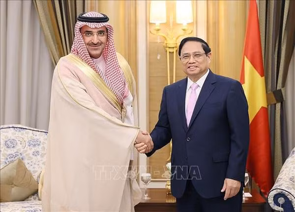 Le Premier ministre Pham Minh Chinh (à droite) et le vice-président exécutif du groupe Aramco, Yasser M.Mufti. Photo : VNA.