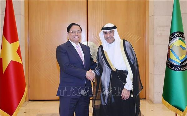 Le Premier ministre Pham Minh Chinh et le secrétaire général du CCG, Jassim Muhammad Al-Budaiwi. Photo : VNA.