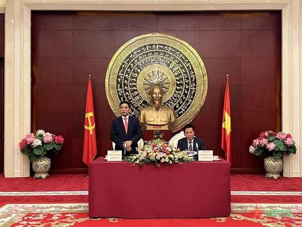 Le général Phan Van Giang (gauche) à l'ambassade du Vietnam en Chine. Photo : VNA