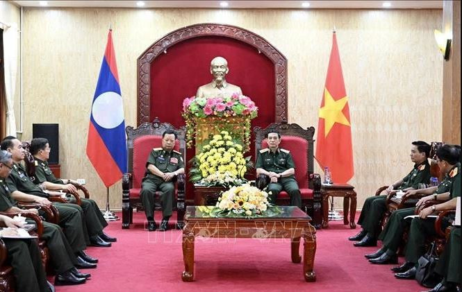 Le ministre de la Défense, Phan Van Giang (droite), et le vice-Premier ministre lao et ministre de la Défense, Chansamone Chanyalath. Photo : VNA.