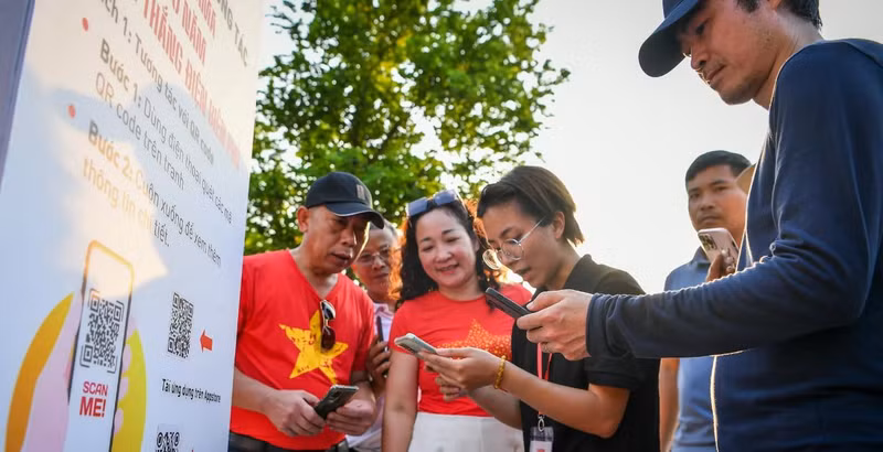 Les amateurs de technologie peuvent expérimenter l'interaction en utilisant leur téléphone pour scanner les codes QR sur les peintures ou en téléchargeant une application pour visualiser des images animées grâce à la technologie de réalité augmentée (AR). Photo: NDEL