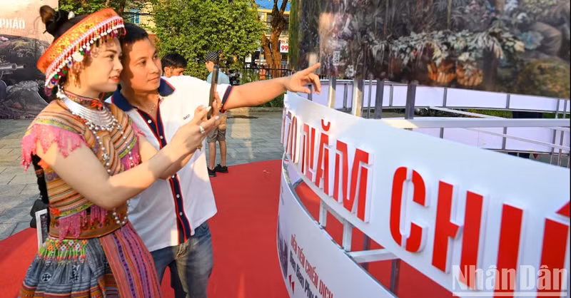 L'exposition panoramique interactive de peintures commémorant le 70e anniversaire de la Victoire de Dien Bien Phu a été inaugurée simultanément dans l'après-midi du 6 mai 2024 à deux endroits que sont le siège du journal Nhan Dan au 71, rue de Hang Trong, à Hanoï et le Musée de la Victoire de Dien Bien Phu, dans la ville de Dien Bien Ville, province de Dien Bien. L'exposition est ouverte gratuitement de 9h00 à 17h00 du 7 mai 2024 au 12 mai 2024. Photo: NDEL