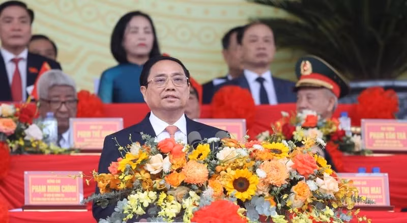 Au nom du Parti et de l'État, le Premier ministre vietnamien Pham Minh Chinh prononce le discours commémorant le 70e anniversaire de la Victoire de Dien Bien Phu. Photo : VNA.