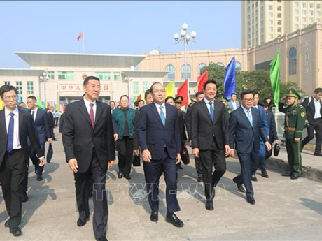Les délégations vietnamienne et chinoise au poste-frontière international de Mong Cai. Photo : VNA.