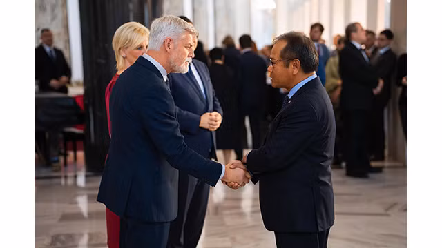 L'ambassadeur Thai Xuân Dung (à droite) et le Président tchèque, Petr Pavel. Photo : Ambassade du Vietnam en République tchèque.