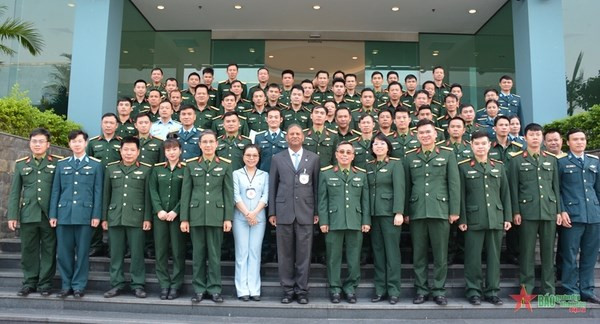 Des participants au cours de formation sur le droit international humanitaire pour les officiers et du personnel. Photo : VNA. 