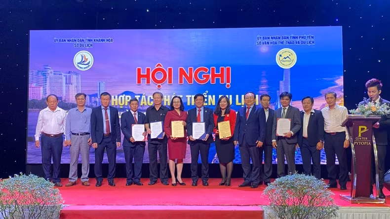 Signature d'un mémorandum d'accord sur la coopération dans le développement du tourisme et la formation des ressources humaines entre le Service de la Culture, des Sports et du Tourisme de la province de Phu Yên et le Service du Tourisme de la province de Khanh Hoa. Photo : NDEL