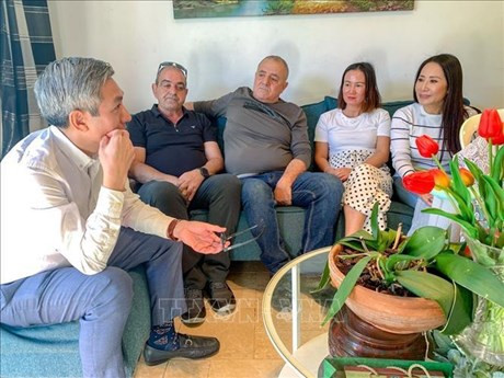 L'ambassadeur du Vietnam en Israël Ly Duc Trung (gauche) rencontre des familles vietnamiennes en Israël. Photo : Vu Hoi - VNA.