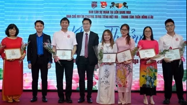 La cérémonie de remise des certificats de mérite aux professeurs de langue vietnamienne en Russie. Photo : VNA.