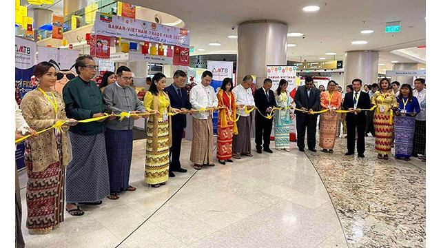 Les délégués ont coupé le ruban d'ouverture de la Foire commerciale 2023 à Yangon. Photo : baoquocte.vn