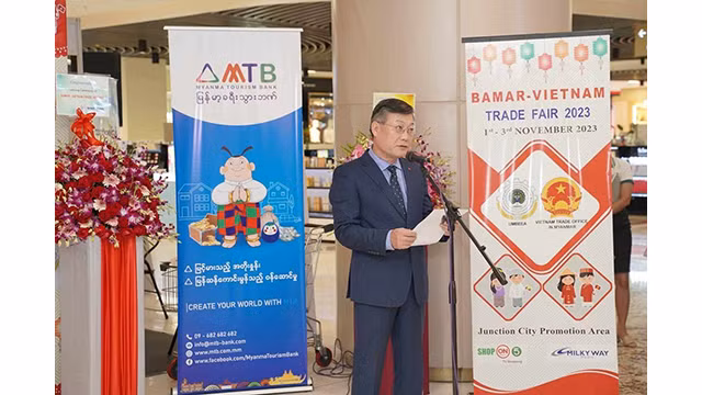 L'ambassadeur vietnamien au Myanmar, Ly Quôc Tuân, prend la parole lors de l'ouverture de la Foire commerciale 2023 à Yangon. Photo : baoquocte.vn