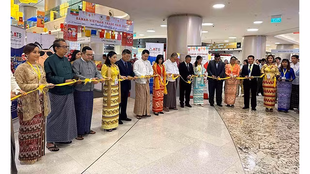 Les délégués ont coupé le ruban d'ouverture de la Foire commerciale 2023 à Yangon. Photo : baoquocte.vn