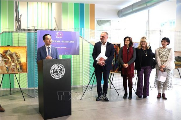 L'ambassadeur du Vietnam en Italie, Duong Hai Hung, au programme de promotion de la culture vietnamienne. Photo : VNA.