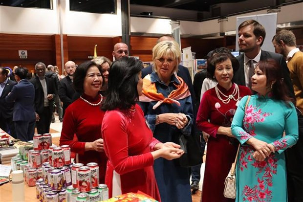 Des produits vietnamiens présentés lors de la Journée internationale de la charité 2023, tenue à Prague, en République tchèque. Photo : VNA.