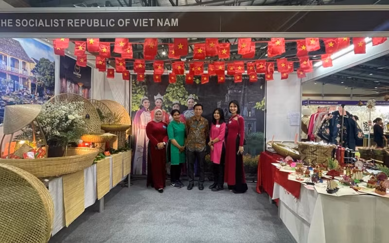 Le stand vietnamien proposant une cuisine traditionnelle et des produits artisanaux uniques a attiré l’attention des visiteurs. Photo: VOV