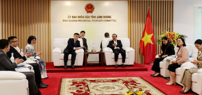Le vice-président du Comité populaire provincial de Binh Duong, Bui Minh Thanh, reçoit une délégation du Service du Commerce de la province chinoise du Liaoning. Photo: binhduong.gov.vn