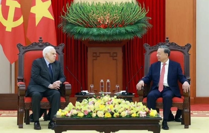 Le secrétaire général du Parti communiste du Vietnam Tô Lâm (droite) et Frederick W. Smith, fondateur et président-directeur général du groupe FedEx. Photo : VNA.