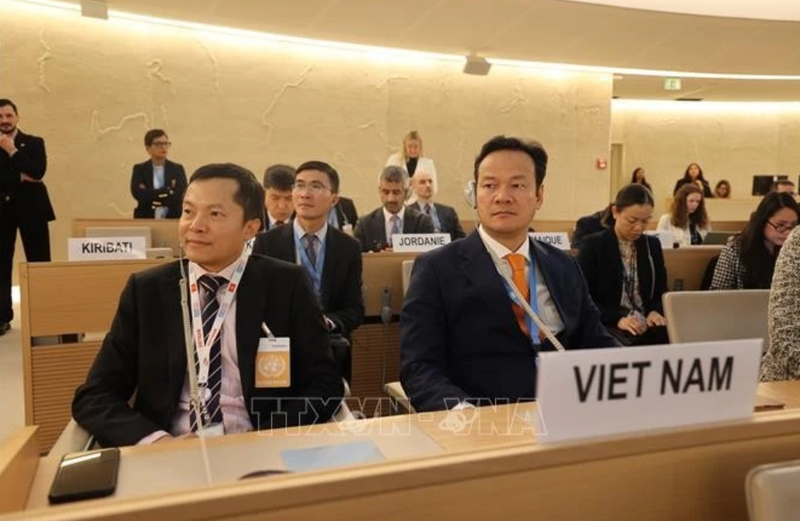 L’ambassadeur Mai Phan Dung (à droite) assiste à la cérémonie d’ouverture de la 58e session du Conseil des droits de l’homme des Nations Unies. Photo : VNA