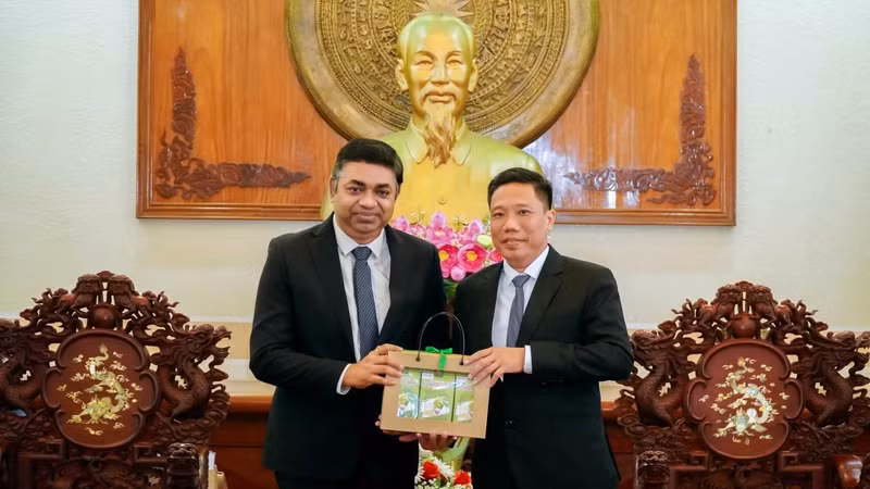 Nguyên Thuc Hiên, vice-président du Comité populaire de la ville de Cân Tho (à droite), et le consul général d’Inde à Hô Chi Minh-Ville, Madan Mohan Sethi.Photo: thoidai.com.vn