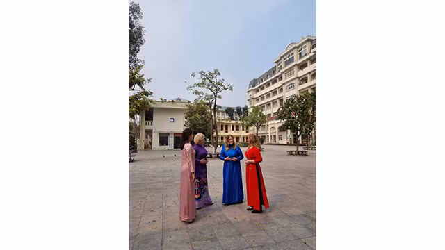 Des enseignantes russes venues de différentes villes se réunissent à Hanoï pour prendre des belles photos en áo dài traditionnel vietnamien. Photo : thoidai.vn