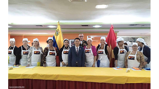  L'ambassadeur Lê Viêt Duyên, le lieutenant-général principal Pascualino Angiolillo, le président de l'Université UNEFA et des délégués lors de l'événement. Photo: baoquocte.vn