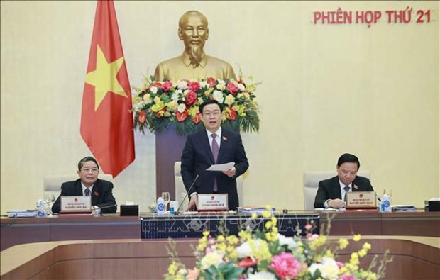 Le Président de l'Assemblée nationale (AN), Vuong Dinh Huê (debout), lors la 21e session du Comité permanent de l'AN. Photo : VNA.