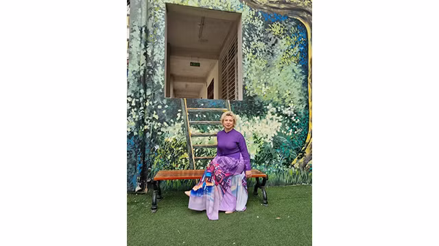 L’enseignante Oksana ressent la beauté de la femme lorsqu'elle porte l'áo dài. Photo : thoidai.com.vn