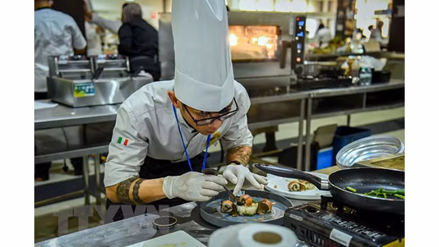 Les plats présentés au concours regorgent de saveurs vietnamiennes et sont appréciés par les juges. Photo : VNA.